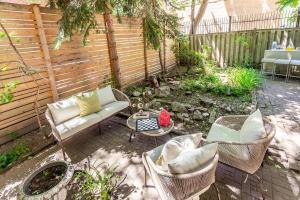 un patio con sofá, sillas y mesa en Sweet Home, en Toronto