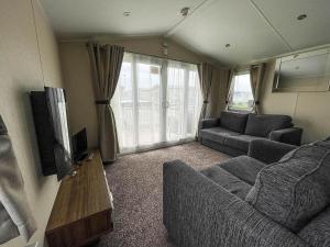 En sittgrupp på Superb 8 Berth Caravan For Hire At A Great Holiday Park In Norfolk Ref 50007a