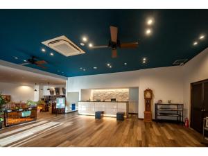 Mizuho Inn Iwami Masuda - Vacation STAY 17367v في ماسودا: غرفة معيشة مع مروحة سقف وأرضيات خشبية