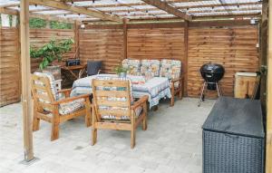 un patio con mesa, sillas y parrilla en 2 Bedroom Nice Home In Borrby, en Borrby