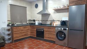 cocina con nevera de acero inoxidable y lavavajillas en CASA RURAL TRIGUEROS en Córdoba
