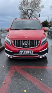 um carro vermelho estacionado num parque de estacionamento em VIP Turkey Transfer em Büyükçekmece