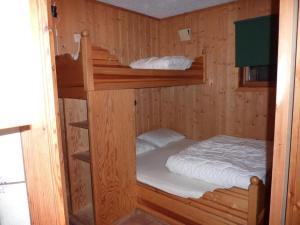 a room with two bunk beds in a cabin at Trollhulen ved Solstua in Lifjell