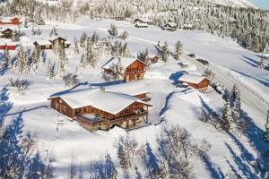 una vista aérea de una casa en la nieve en Trollhulen ved Solstua en Lifjell