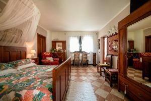 um quarto com uma cama, uma mesa e cadeiras em B&B Sweet Dreams em Asolo