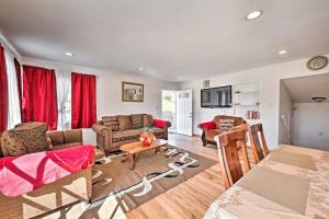 O zonă de relaxare la Mtn-View Home Less Than 1 Mi to Lake Elsinore!
