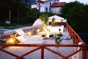 Κήπος έξω από το FOUR WHITE APARTMENTS