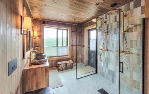 y baño con ducha a ras de suelo. en 5 Bedroom Stunning Home In Vringsfoss en Maurset