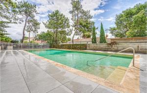 una piscina de agua azul en un patio en Cozy Home In La Faute-sur-mer With Heated Swimming Pool, en La Faute-sur-Mer