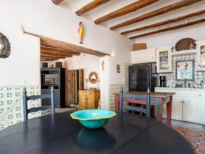 eine Küche mit einem Tisch und einer Schüssel darauf in der Unterkunft El Nido Lane Tesuque, 1 Bedroom, Sleeps 2, Private Yard, WiFi, Washer/Dryer in Santa Fe