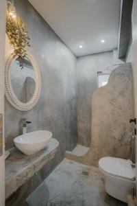 カリストスにあるMIRAMAR KARYSTOSのバスルーム(洗面台、トイレ、鏡付)