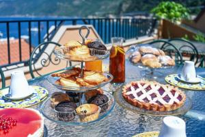 une table recouverte de assiettes de pâtisseries et de tartes dans l'établissement Il Porticciolo, à Scilla