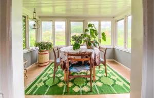 un comedor con una mesa con plantas. en 3 Bedroom Nice Home In Fjrs, en Fjärås