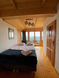 sypialnia z dużym łóżkiem w pokoju z oknami w obiekcie Michałówka na Kubalowej Łące w Szczyrku