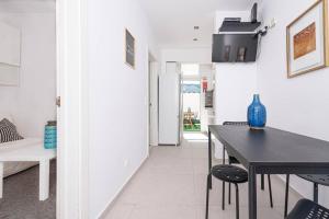 a kitchen and dining room with a table and chairs at Casa de Moscavide 19 in Lisbon