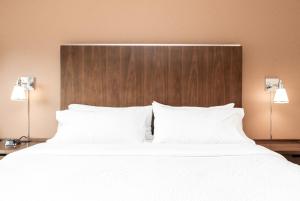 Postel nebo postele na pokoji v ubytování Four Points by Sheraton Kelowna Airport