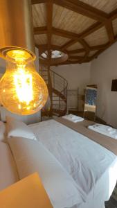 een slaapkamer met 2 bedden en een kroonluchter bij La torre del Viterbino Experience Struttura convenzionata con impianti termali in Viterbo