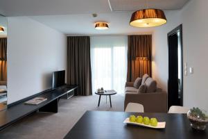 Hotel Mousson في ميشالوفيتسي: غرفة معيشة مع أريكة وطاولة