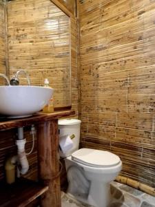 a bathroom with a sink and a toilet at Hakuna Matata Glamping timon in Salento