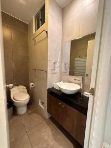 y baño con aseo y lavamanos. en Apartment with 2 bedrooms next to Miraflores, en Lima