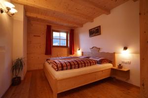 מיטה או מיטות בחדר ב-Unterhabererhof