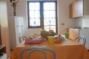 einen Tisch in einer Küche mit einer Schale Obst darauf in der Unterkunft Is Cogas in Masainas