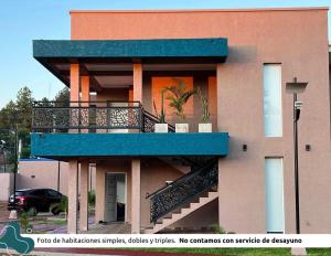 een gebouw met een balkon met een blauwe leuning bij Z Hotel Boutique in Puerto Iguazú