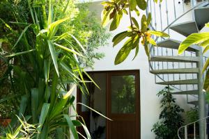 une maison avec des plantes devant une porte dans l'établissement Is Cogas, à Masainas