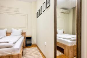 A bed or beds in a room at ApartPro Apartments, Veliko Tarnovo