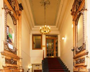 - un escalier dans un bâtiment doté d'un lustre dans l'établissement Novoměstský hotel, à Prague