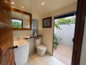 une salle de bain avec toilettes et lavabo dans l'établissement Ocean Breeze Bungalow, à Tevaitoa 16 autres photos