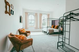 ein Wohnzimmer mit einem Schlafzimmer und einem Bett in der Unterkunft Dusk House - Wyndale Living - B'ham JQ Townhouse in Birmingham