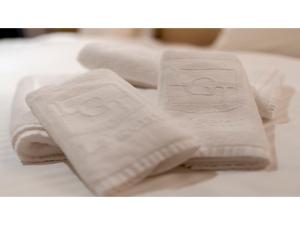 un grupo de toallas plegadas en una cama en La'gent Stay Hakodate Ekimae - Vacation STAY 88785v, en Hakodate 69 fotos más