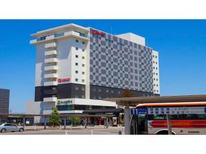 um grande edifício com um autocarro em frente em La'gent Stay Hakodate Ekimae - Vacation STAY 88790v em Hakodate