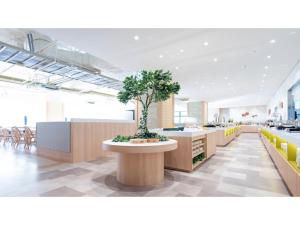 uma cafetaria com um vaso de árvore no meio de uma sala em La'gent Stay Hakodate Ekimae - Vacation STAY 88790v em Hakodate