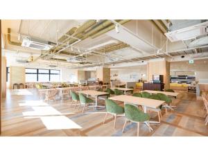 uma sala grande com mesas e cadeiras em La'gent Stay Hakodate Ekimae - Vacation STAY 88790v em Hakodate