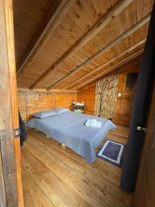a bedroom with a bed in a wooden cabin at EVA Glamping in Santa Elena