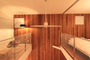 Habitación con jaula de pájaro en una pared de madera en MAISON DE AILE - Vacation STAY 58600v, en Amami