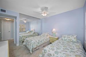 1 dormitorio con 2 camas y ventilador de techo en Oceanfront View of Madeira Beach, Steps to the Beach - Madeira Norte Condo, en St Pete Beach