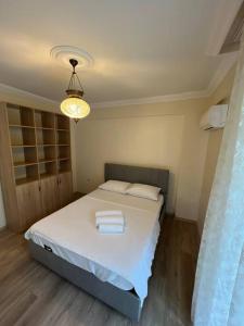 a bedroom with a bed with two towels on it at Villam in Kartepe