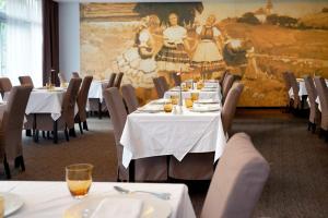 Restoran või mõni muu söögikoht majutusasutuses Hotel Mousson