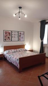 1 dormitorio con 1 cama grande en una habitación en La Dama di Fiori, en Verolanuova