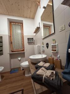 ein Badezimmer mit einem weißen Waschbecken und einem WC in der Unterkunft Borgo Carletto Roburent - Immersi nella natura in San Giacomo