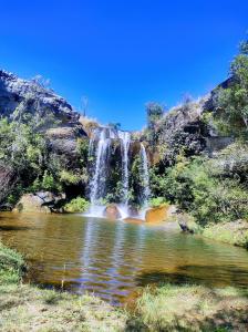 uma cascata e um lago em frente a uma cascata em Cachoeira do Alemão - Recanto dos Arcos em Balsa Nova