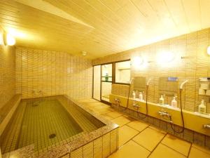 uma casa de banho com piscina e 2 lavatórios em Hotel Fukui Castle - Vacation STAY 58682v em Fukui