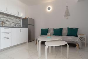 A kitchen or kitchenette at HH Bay