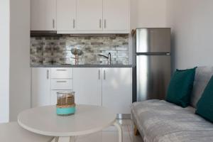 A kitchen or kitchenette at HH Bay