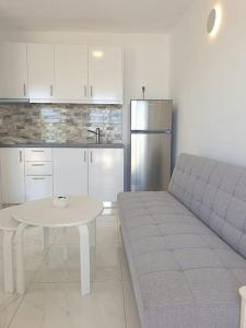 A kitchen or kitchenette at HH Bay