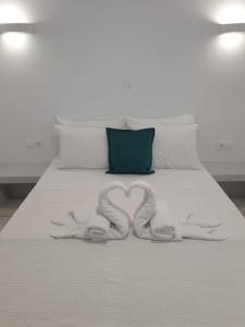 A bed or beds in a room at HH Bay
