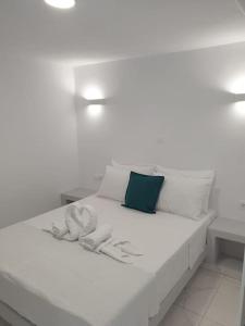 A bed or beds in a room at HH Bay